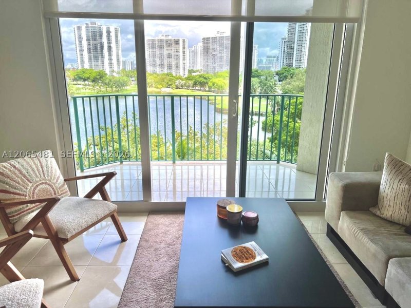 Comprar apartamento no Turnberry Village 612