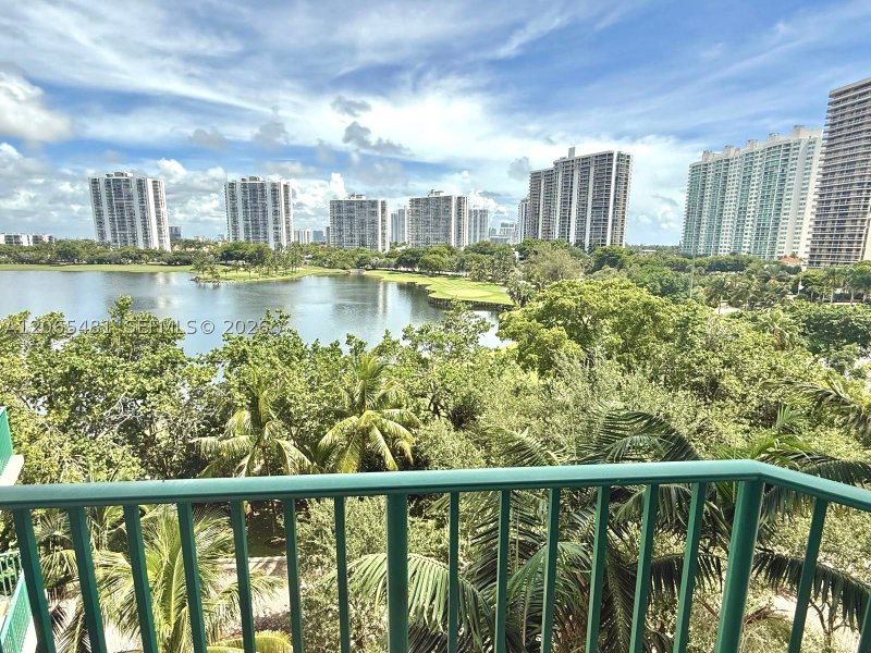 Comprar apartamento no Turnberry Village 612