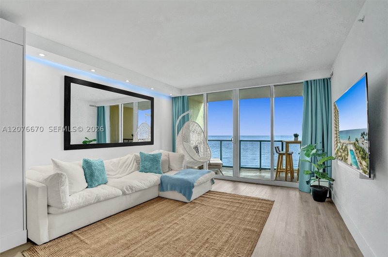 Alquiler de apartamento en The Wave Condo 823 (Availab