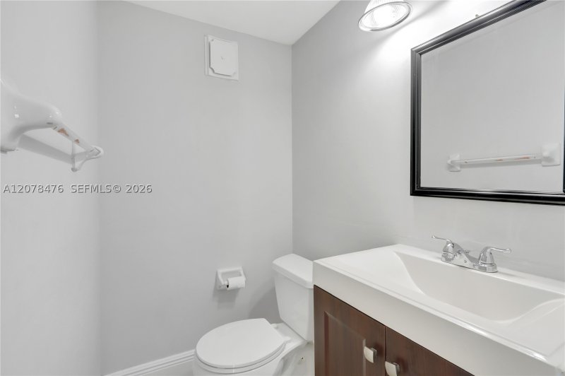 Aluguel de apartamento no Riviera Towers Condo PHD/73