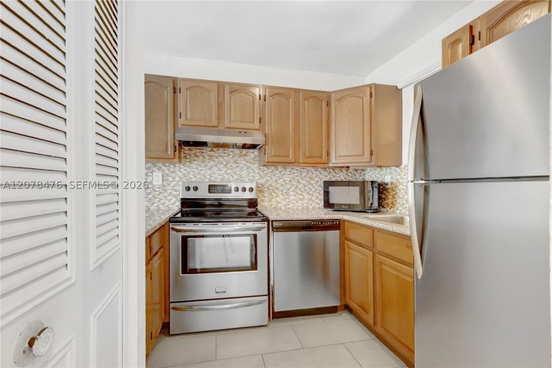 Aluguel de apartamento no Riviera Towers Condo PHD/73