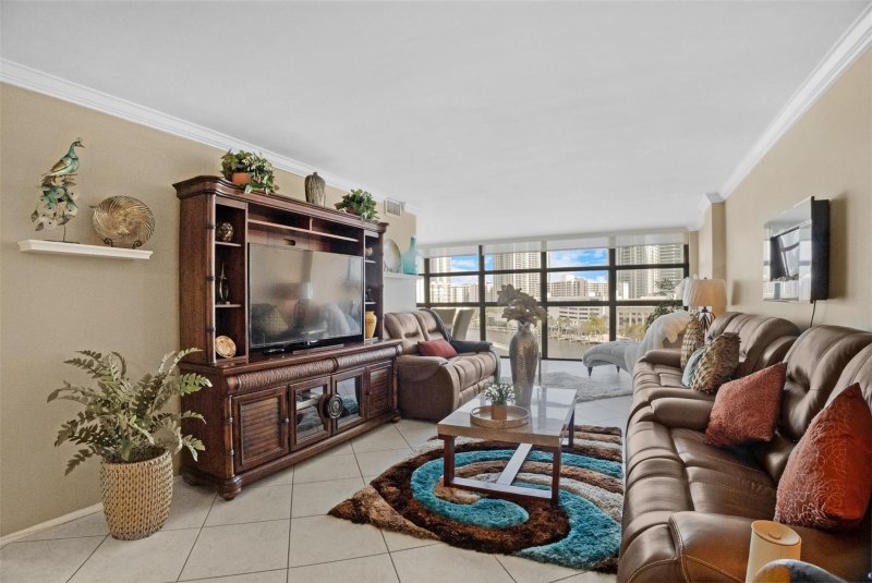 Condo for sale at 200 Leslie 915