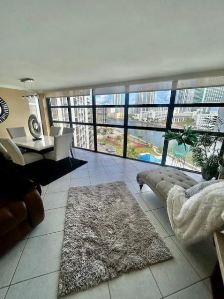 Condo for sale at 200 Leslie 915