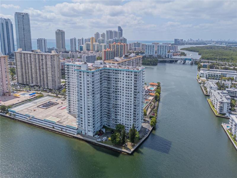 Condo for sale at Winston Towers 401