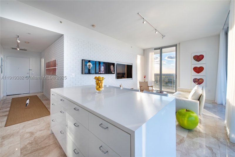 Comprar apartamento no Midtown Miami 2 H2504