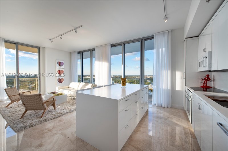 Comprar apartamento no Midtown Miami 2 H2504