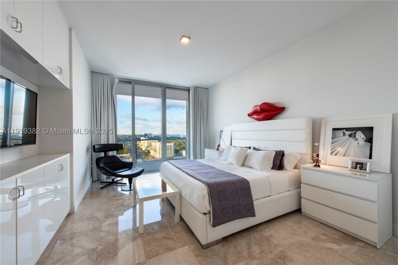 Comprar apartamento no Midtown Miami 2 H2504