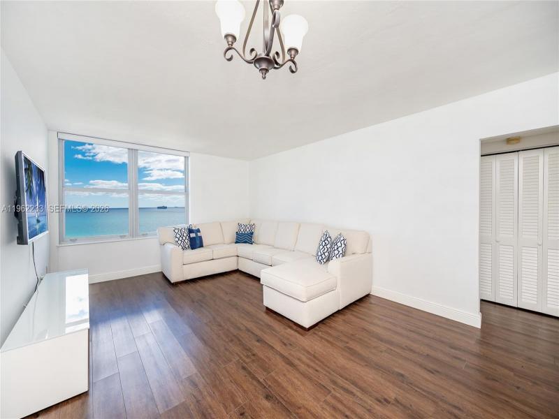 Comprar apartamento en Triton Towers 1505