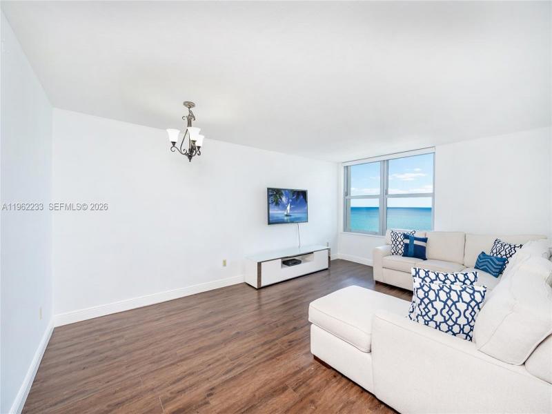 Comprar apartamento en Triton Towers 1505
