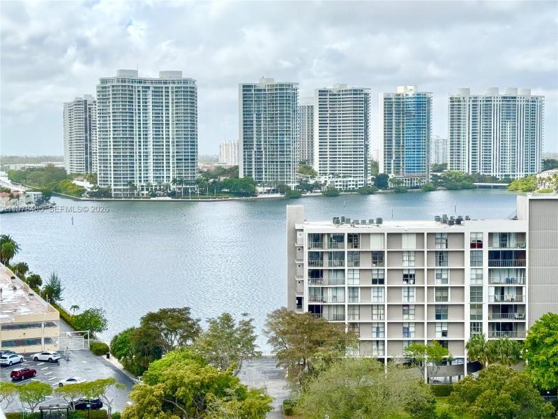 Condo for sale at Winston Towers 1501