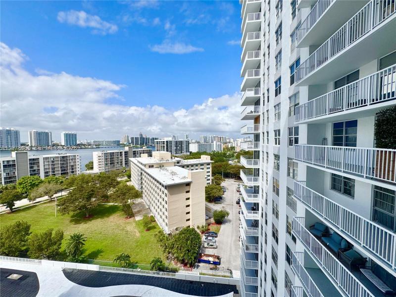Condo for sale at Winston Towers 1501