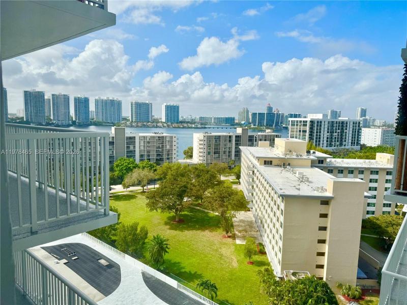 Condo for sale at Winston Towers 1501