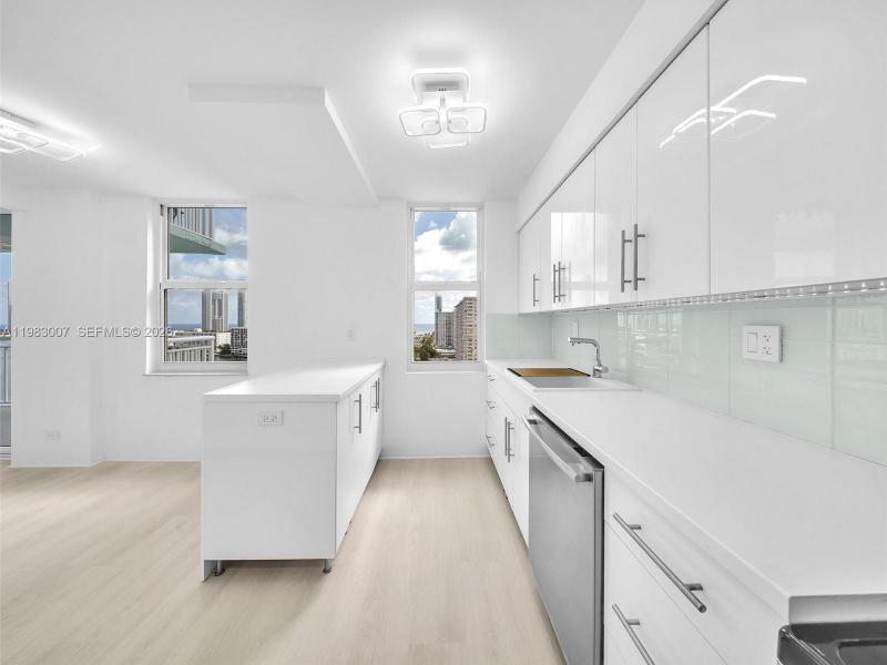 Condo for sale at Winston Towers 1818