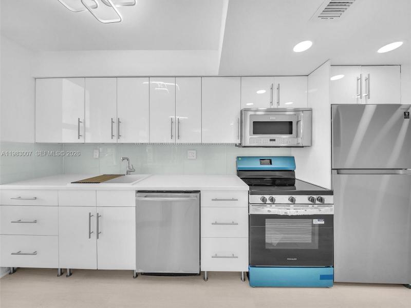 Condo for sale at Winston Towers 1818
