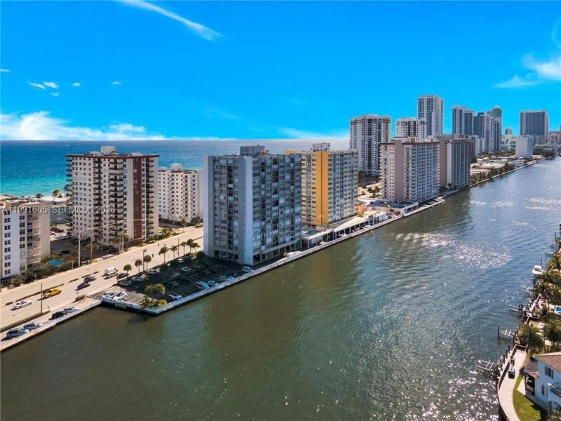 Condo for sale at Trafalgar Towers 1004