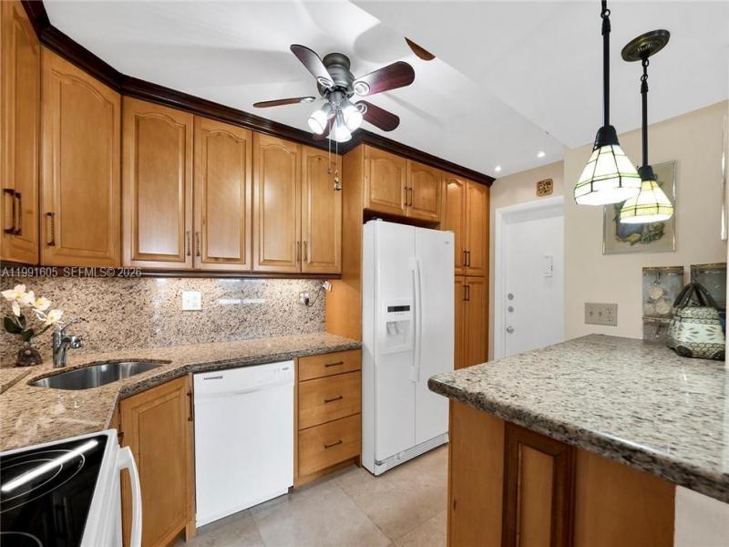 Condo for sale at Trafalgar Towers 1004