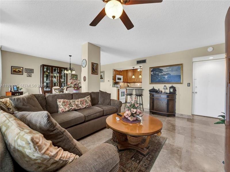 Condo for sale at Trafalgar Towers 1004