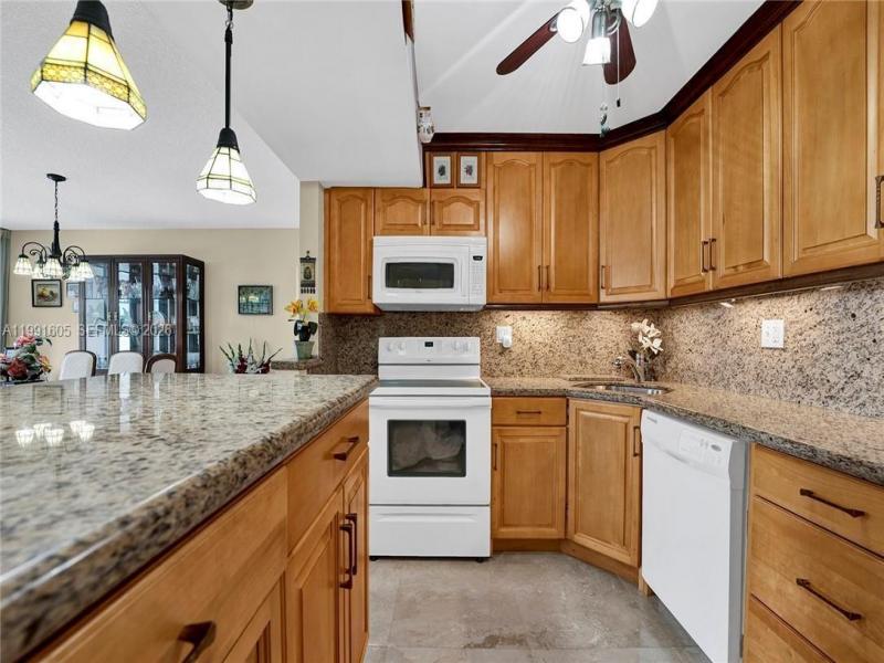 Condo for sale at Trafalgar Towers 1004