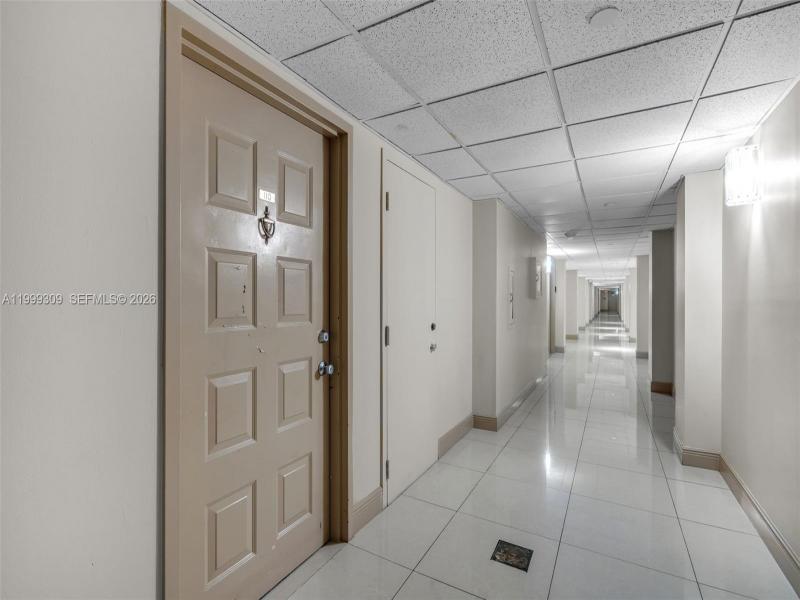 Condo for sale at The Summit 110S