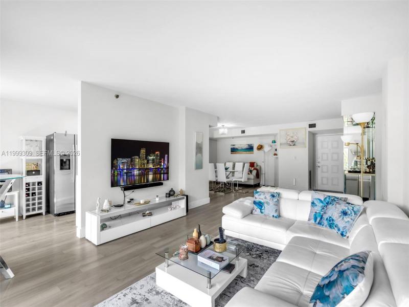 Condo for sale at The Summit 110S