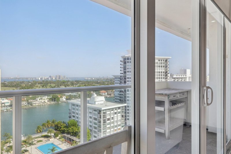 Condo for sale at Pavilion 1716