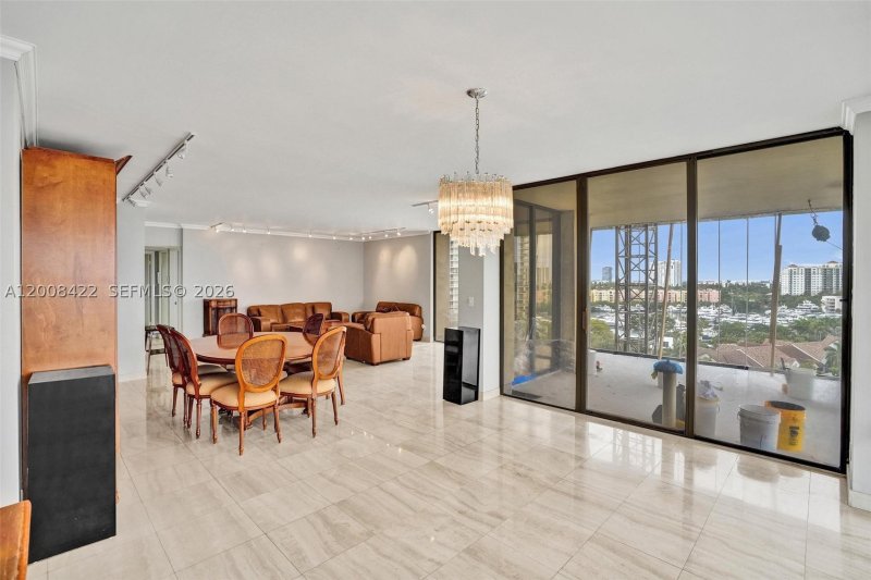 Aluguel de apartamento no Turnberry Towers 8K