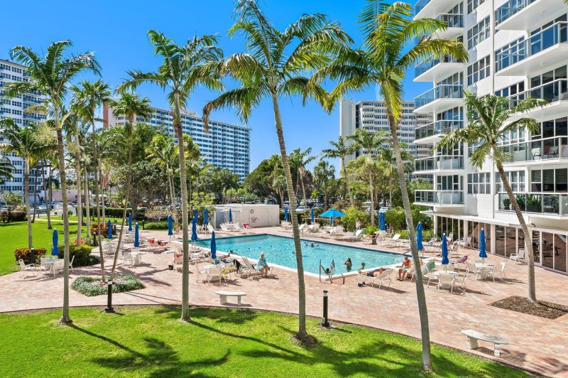 Condo for sale at Coral Ridge Towers East 721