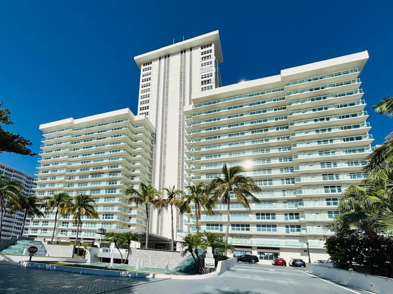 Condo for sale at Playa Del Mar 608