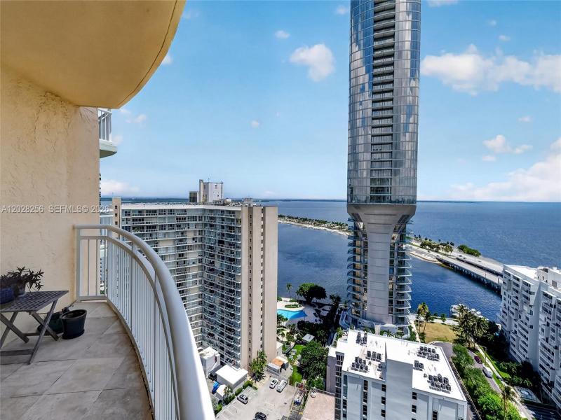 Condo for sale at Metropolitan at Brickell 2407
