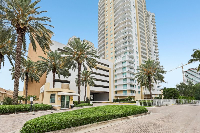 Duo Condo Apt #1207 E