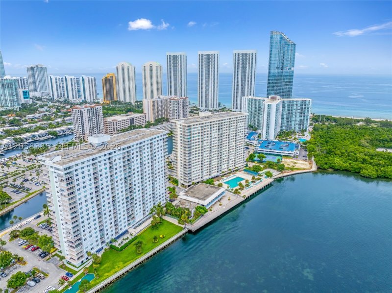 Condo for sale at Arlen House 202
