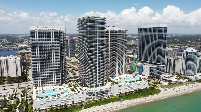 Comprar apartamento no Beach Club Three 3008