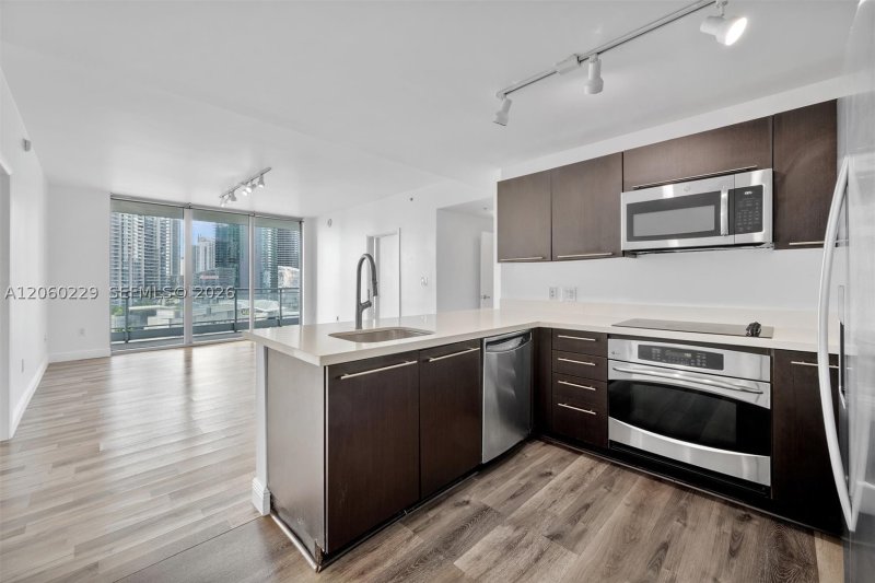 Condo for sale at The Ivy 2001