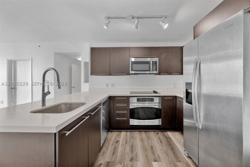 Condo for sale at The Ivy 2001