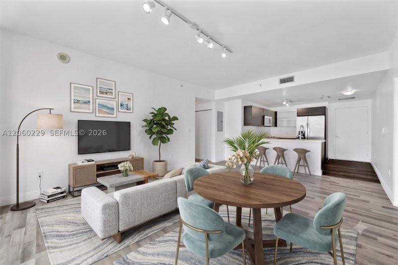 Condo for sale at The Ivy 2001