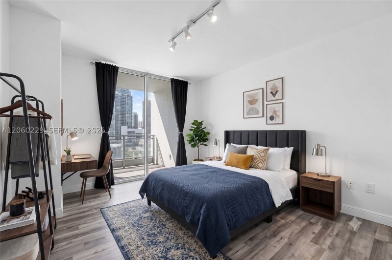 Condo for sale at The Ivy 2001