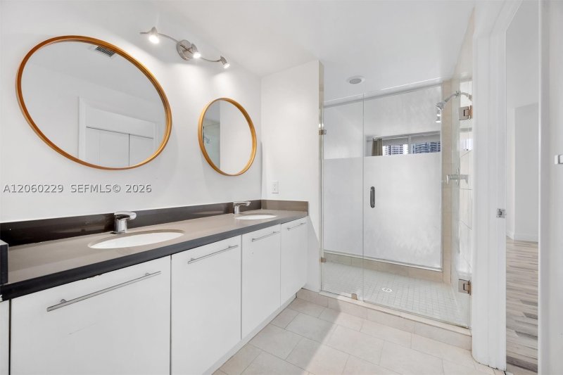Condo for sale at The Ivy 2001