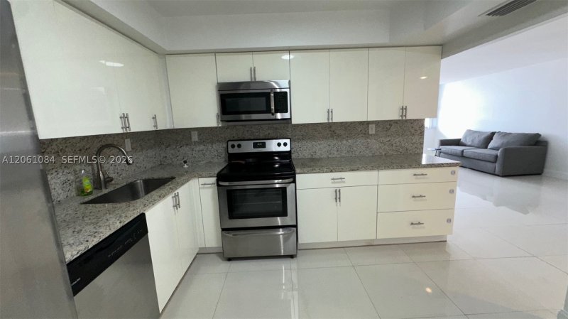 Condo for sale at Winston Towers 1808