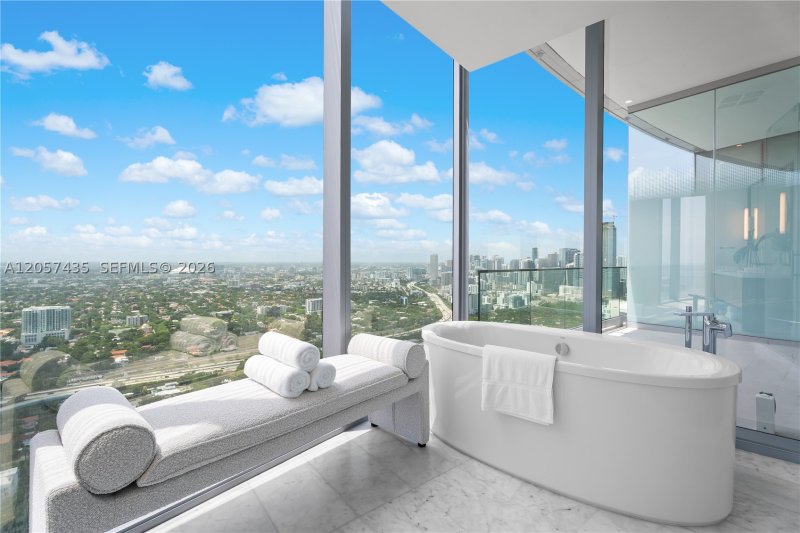 Comprar apartamento no Una Residences at Brickell 4302