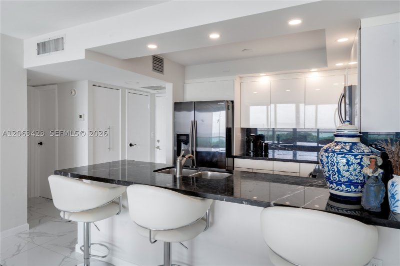 Condo for sale at Arlen House 709