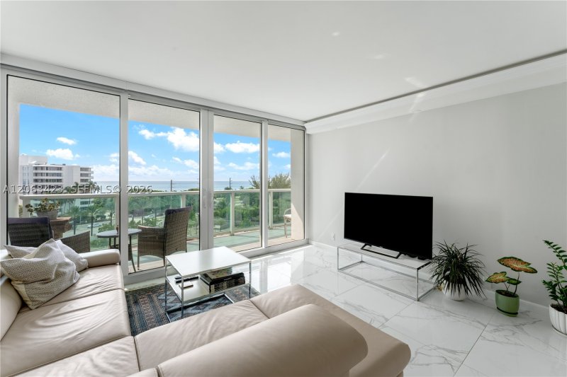 Condo for sale at Arlen House 709