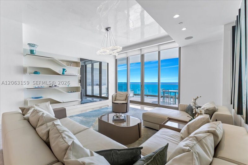 Comprar apartamento no The Estates at Acqualina 2802