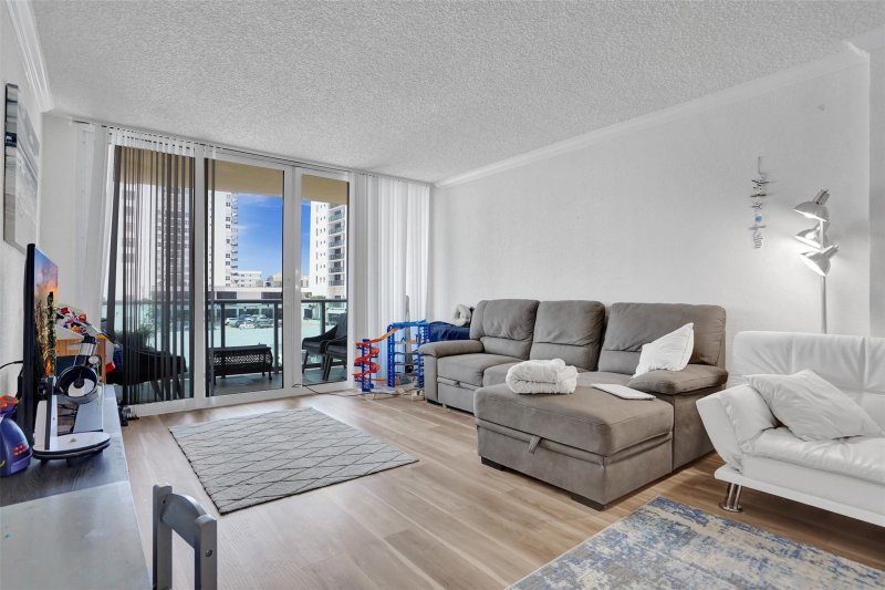Condo for sale at The Wave Condo 338