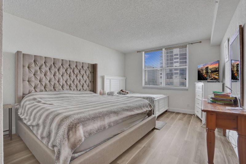 Condo for sale at The Wave Condo 338
