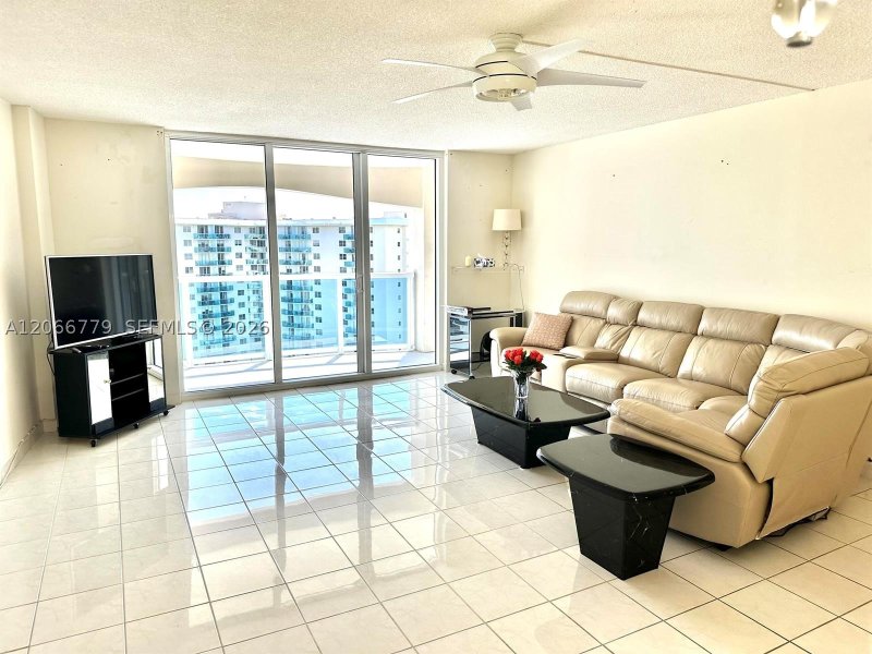 Condo for sale at Hallmark of Hollywood 1516