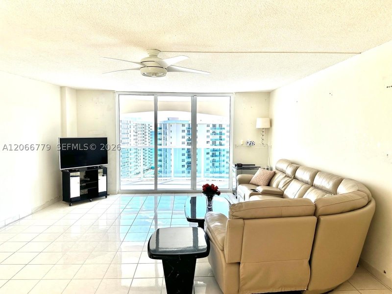 Condo for sale at Hallmark of Hollywood 1516