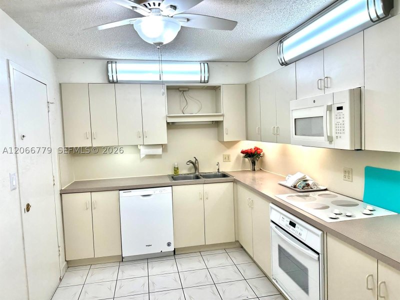 Condo for sale at Hallmark of Hollywood 1516