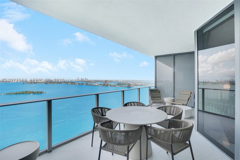Alquiler de apartamento en Aria Reserve Miami 2702