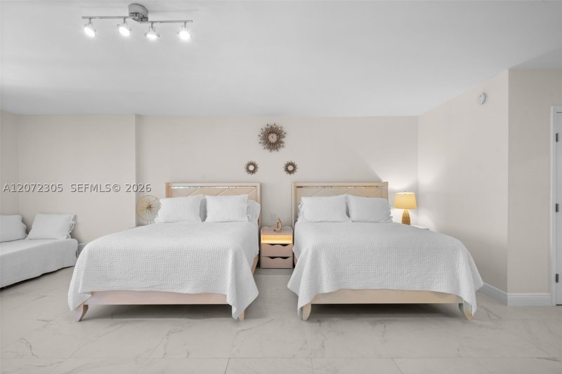 Comprar apartamento no Roney Palace 1014