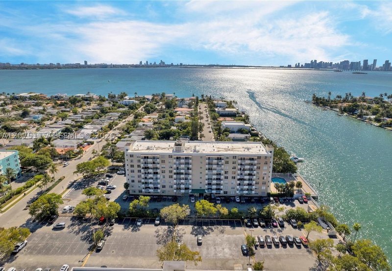 Apartment for rent at Island Place At North Bay PH-H